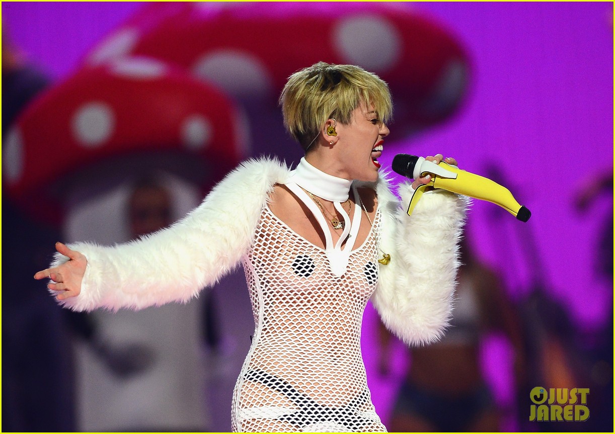 blake helmer recommends Miley Cyrus Naked On Stage
