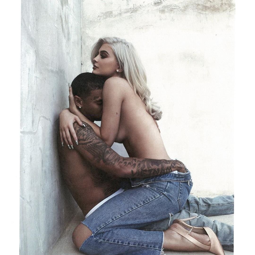 kylie jenner nude pix - instagram live flashing anastasia knight couch