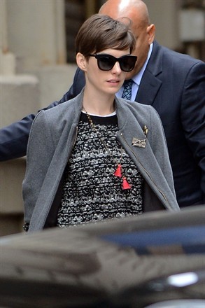 anne hathaway upskirts clap gif anne hathaway upskirts