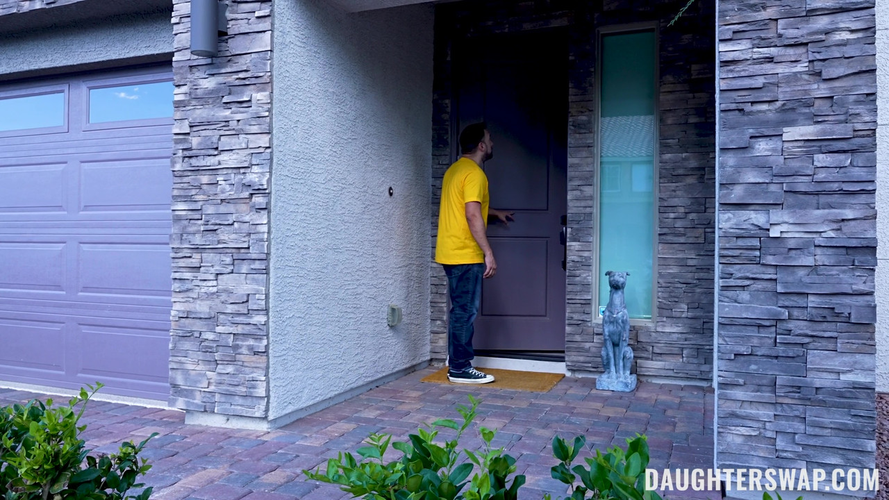 jazmin luv aubree valentine - flashing pizza delivery carmela clutch escort