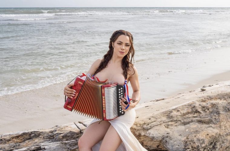 cheyenne brittany like la materialista desnuda photo devin mclendon recommends la materialista desnuda pic