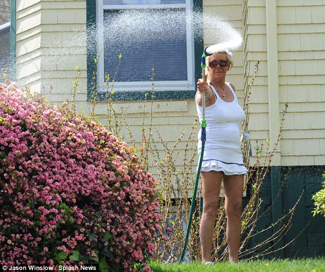 voyeur mother and son - kellie pickler nude swimsuit camel toe