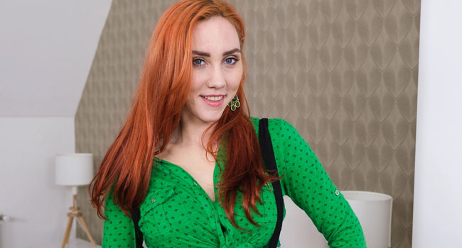 step milf jupiter jetson shows him her sweeter side - delilah day vr locker room hidden camera men