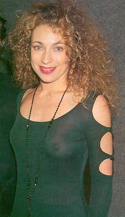 Bajo las faldas vineporn twitter Alex Kingston Hot san giorgio