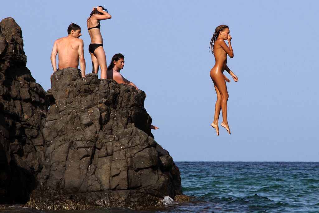 cliff diving nude - hailee steinfeld sex wet tshirt nude contest