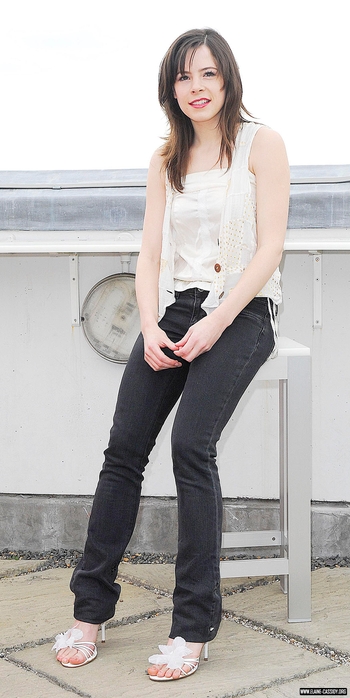 angie sim share japan foot licking