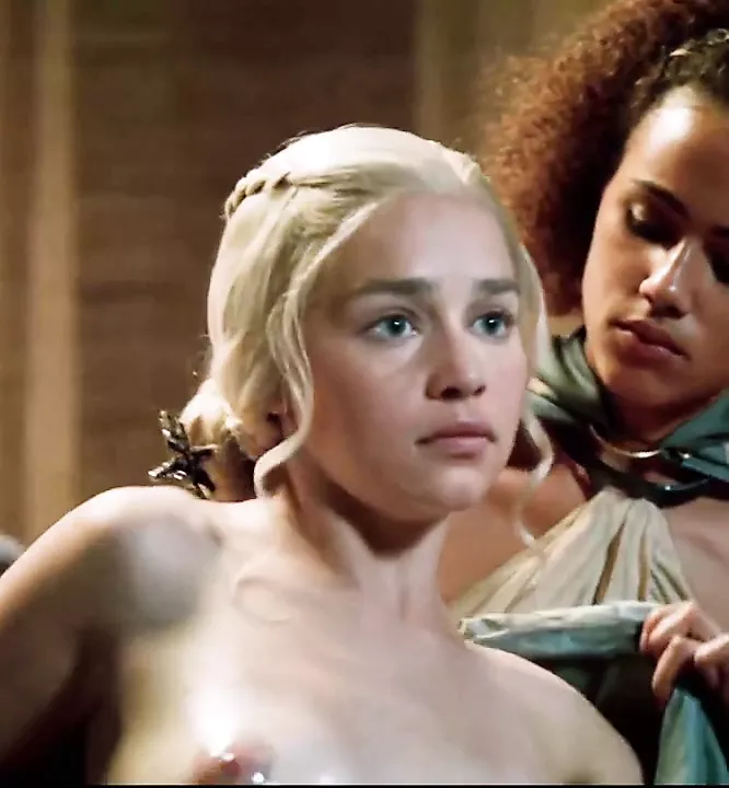 Emilia Clarke Boobies kissing hot chelarisse chelly loftin recommends Emilia Clarke Boobies