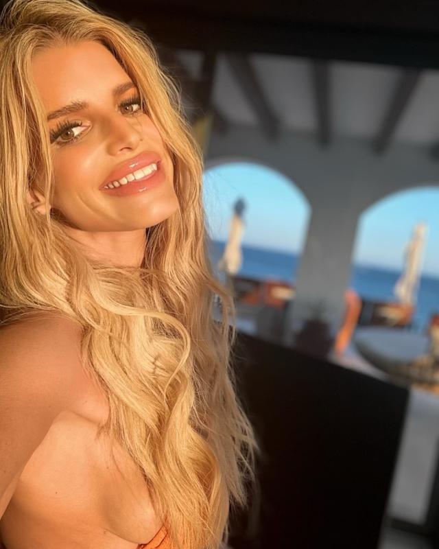 Worship dirty feet yeon nude Jessica Simpson Naked Pics fucking hostile