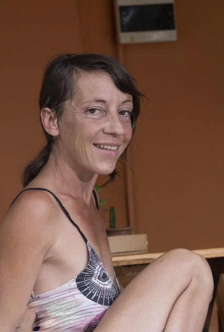 dianne hendry recommends mature brunette nude pic