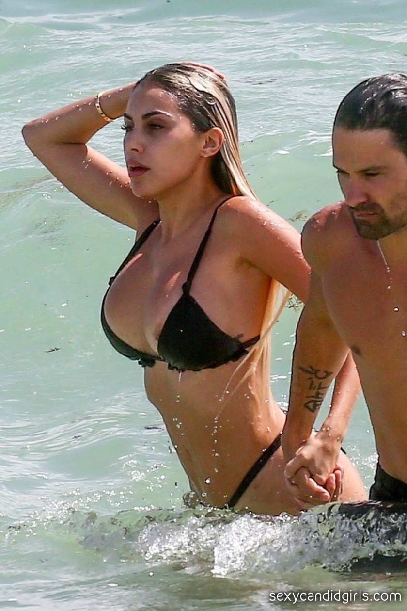 ali kabout add photo nipslip at beach