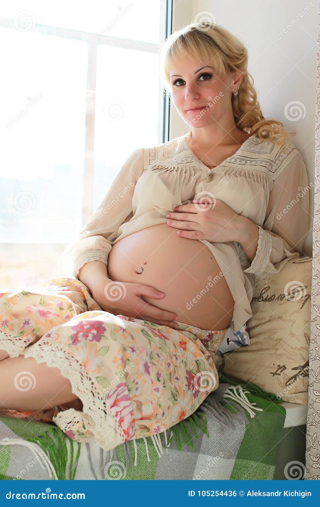 Pregnant Blonde Woman star movies