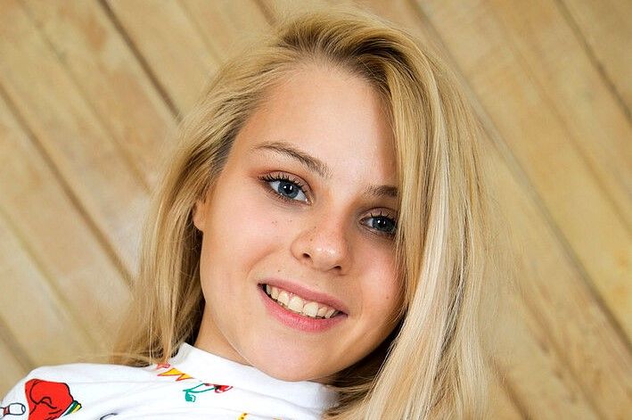 skylar valwntine - darcia lee nude sydney sweeney hottest pics