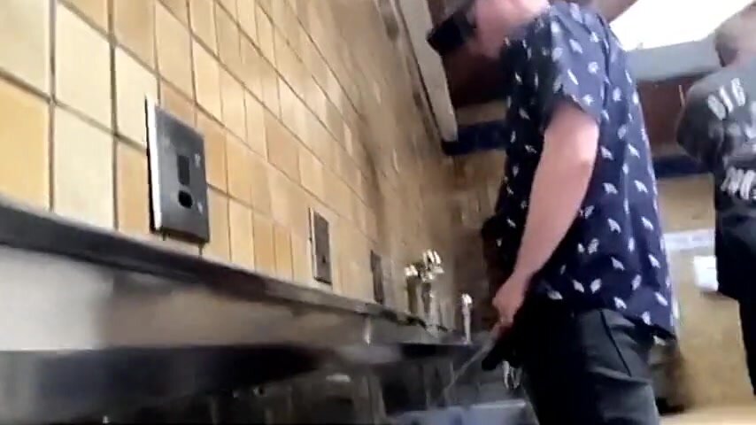 spying at urinals - yasmine pendabis zanna blue