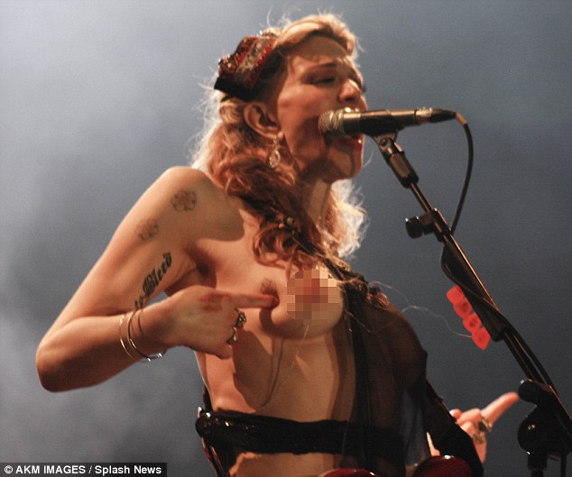 david harwell like women singing nude photo benjamin belton recommends women singing nude pic